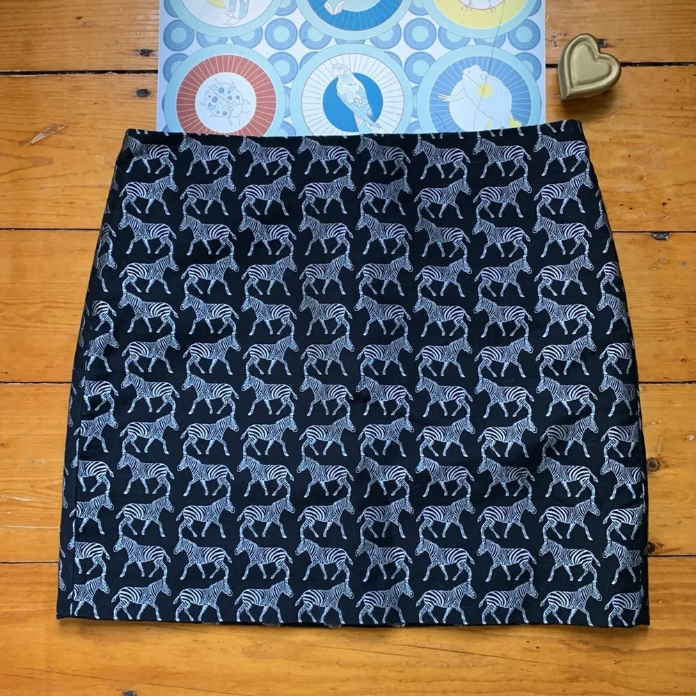 🦓 J. CREW Pencil Skirt Silver Zebras galloping on Black Size 10